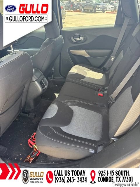 Used 2018 Jeep Cherokee Latitude w/ Altitude Package FWD image 7