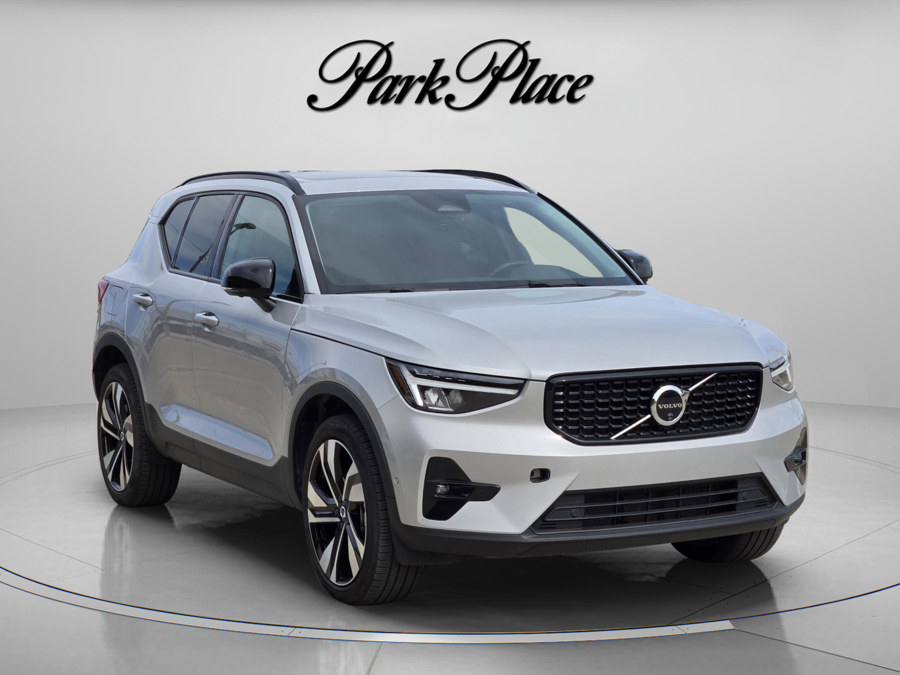 Used 2025 Volvo XC40 B5 Plus image 8