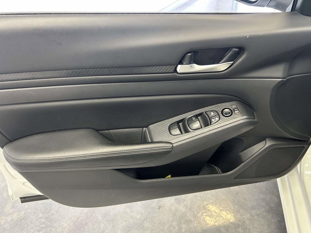 Used 2025 Nissan Altima 2.5 SV FWD image 15