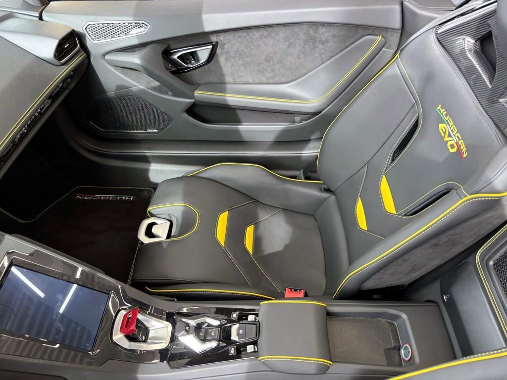 Used 2024 Lamborghini Huracan EVO image 45