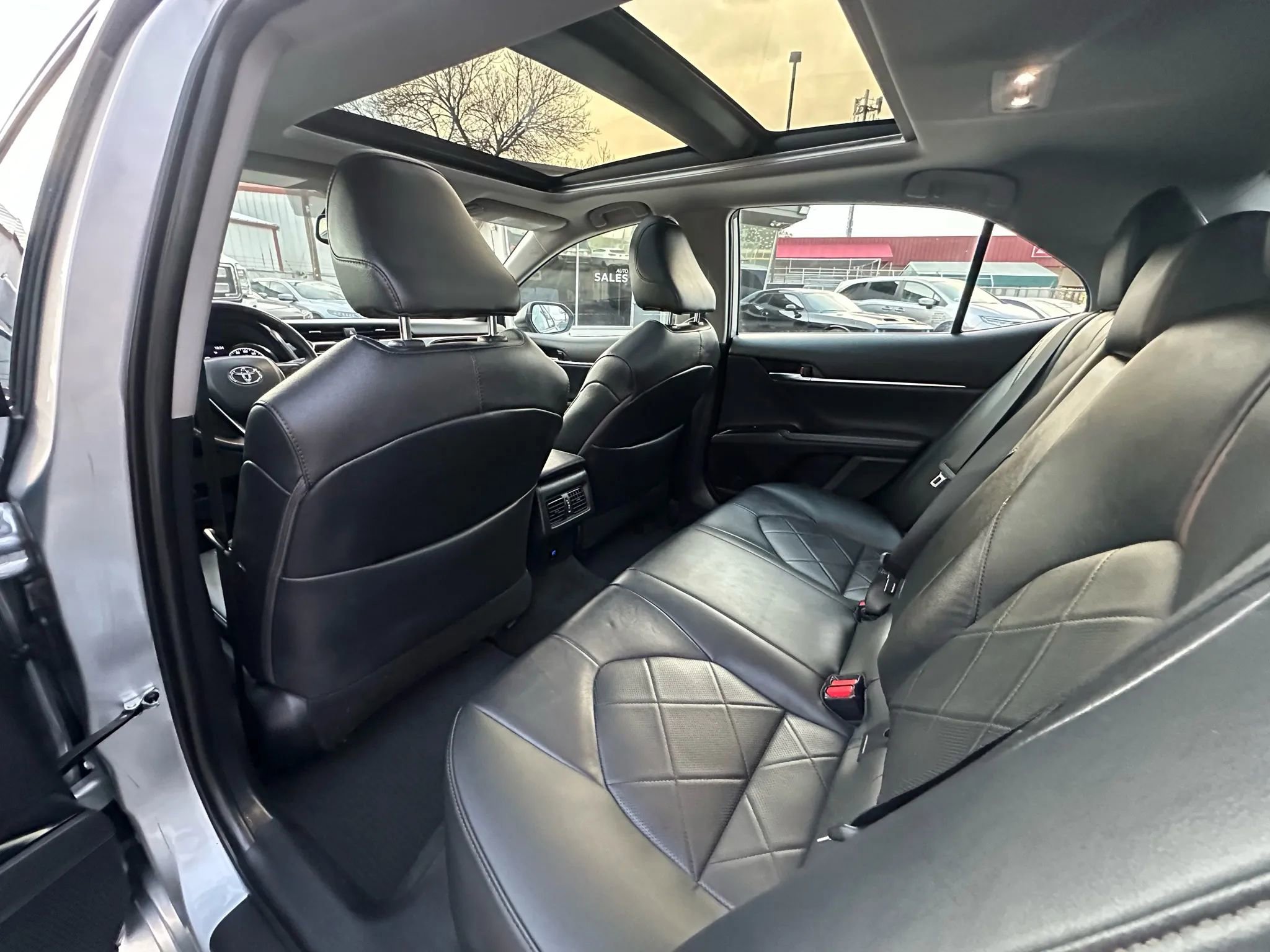 Used 2019 Toyota Camry XLE image 10