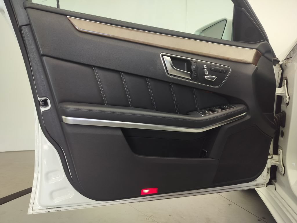 Used 2015 Mercedes-Benz E 400 4MATIC Sedan image 6