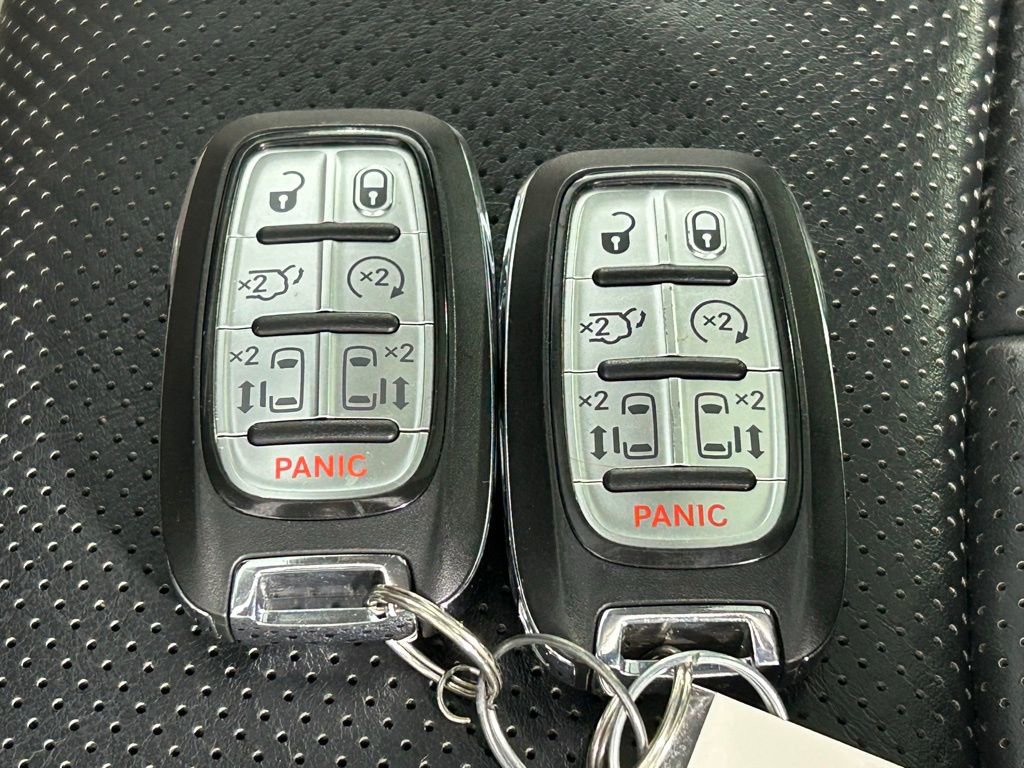 Used 2023 Chrysler Pacifica Limited image 37