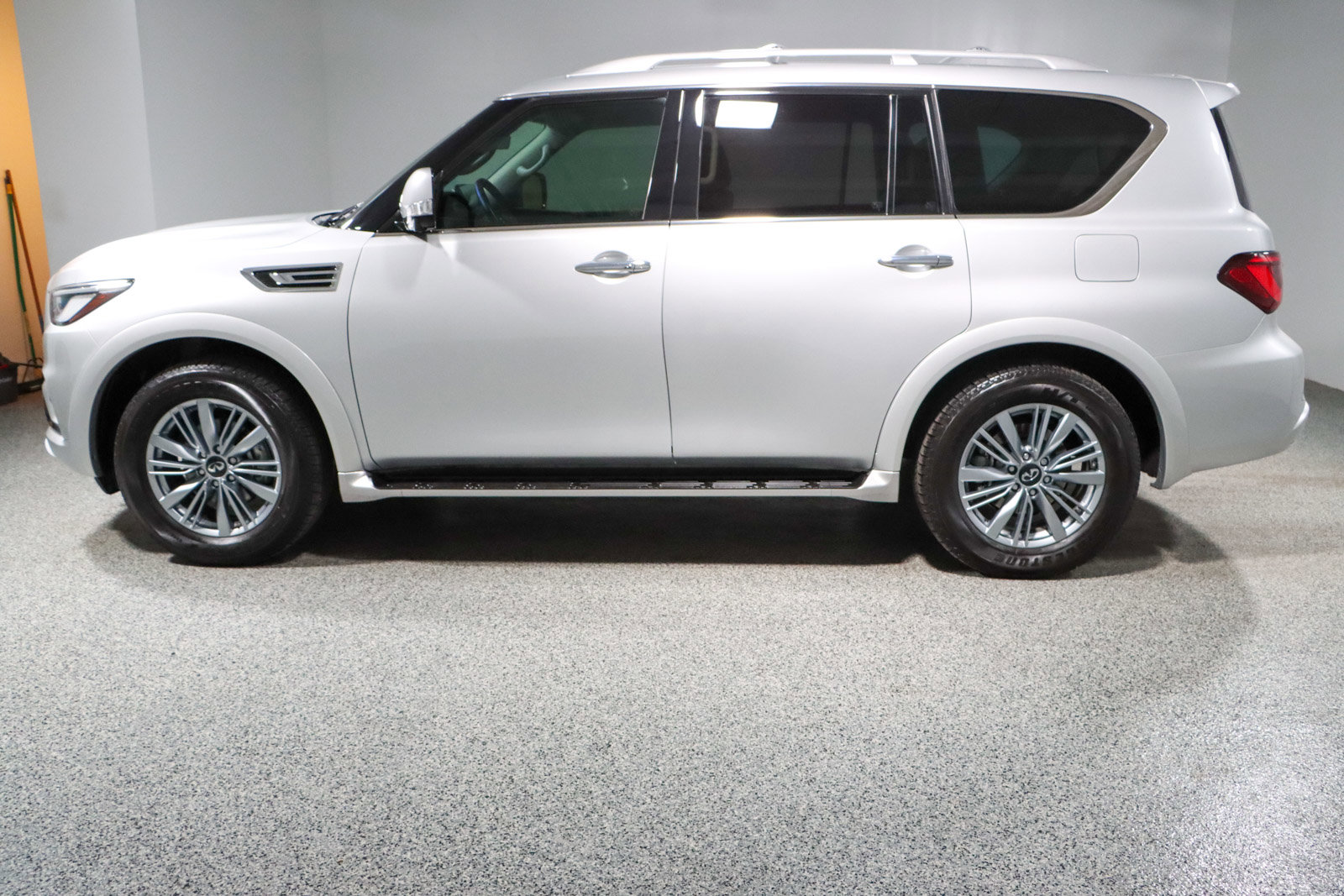Used 2023 INFINITI QX80 Luxe w/ Cargo Package RWD image 10