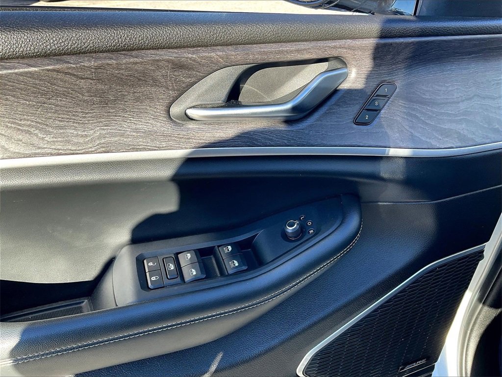 Used 2022 Jeep Grand Cherokee Limited image 38