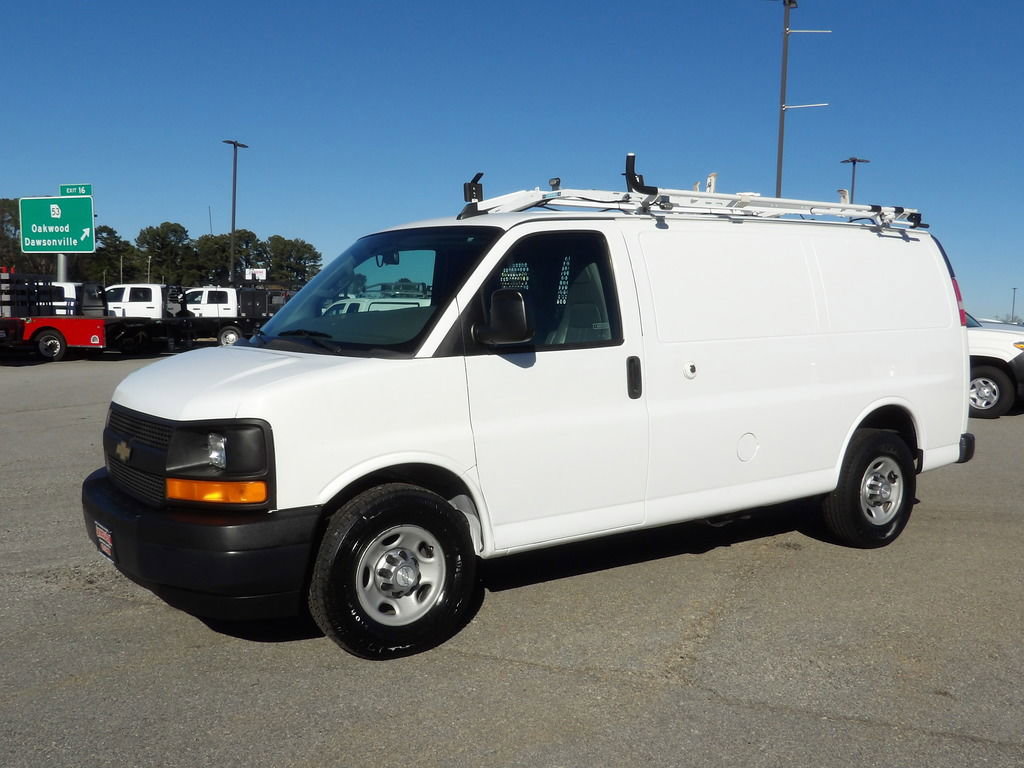 Used 2017 Chevrolet Express 2500 image 3