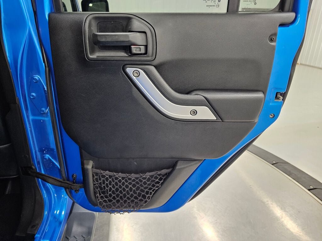 Used 2015 Jeep Wrangler Unlimited Sahara w/ Connectivity Group AWD/4WD image 26