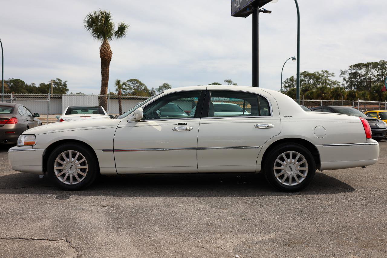 Used 2006 Lincoln Town Car Signature image 3