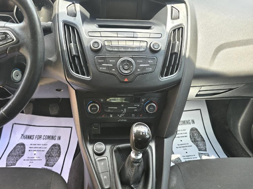 Used 2016 Ford Focus SE w/ SE Cold Weather Package FWD image 19
