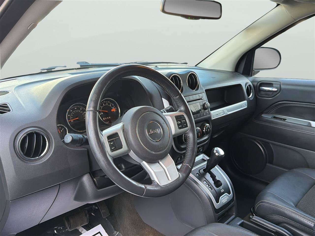 Used 2016 Jeep Compass Latitude FWD image 10