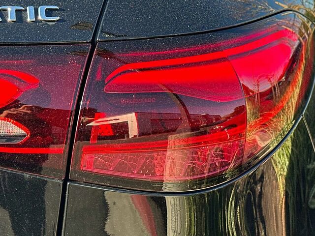 Used 2025 Mercedes-Benz GLC 350e 4MATIC image 34