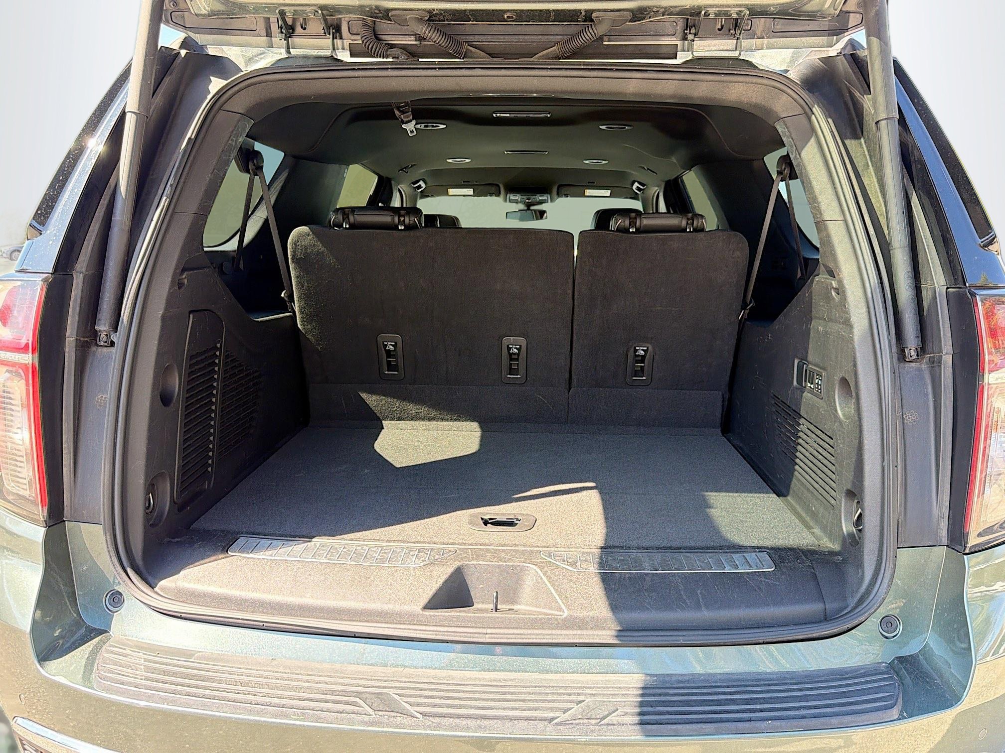 Used 2023 Chevrolet Suburban Premier image 3