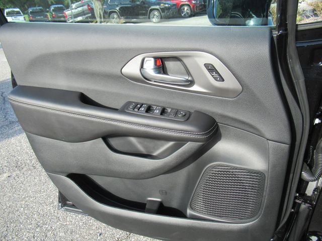 New 2027 Chrysler Pacifica Select FWD image 18