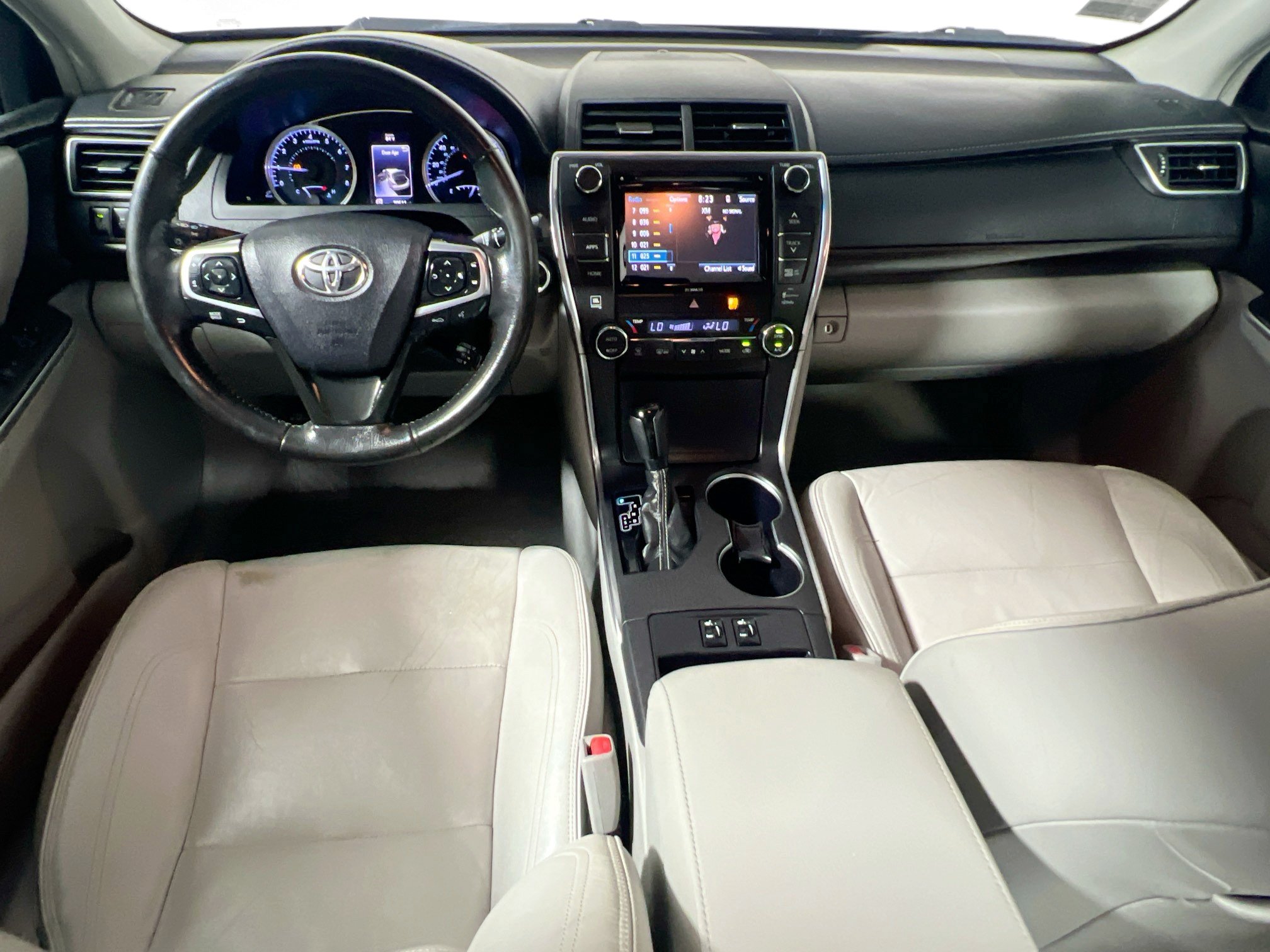 Used 2016 Toyota Camry XLE w/ Advanced Technology Package FWD image 29