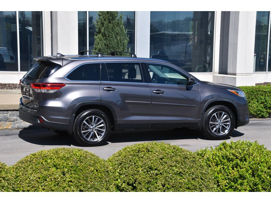 Used 2019 Toyota Highlander XLE AWD/4WD image 3