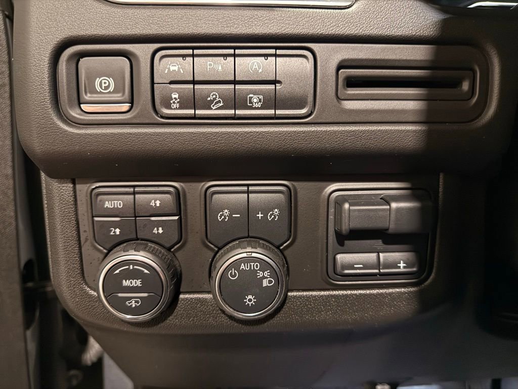 Used 2024 Chevrolet Tahoe Z71 w/ Z71 Off-Road Package AWD/4WD image 16