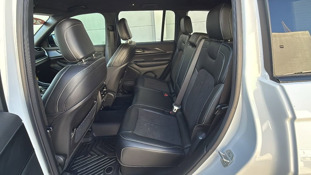 Used 2025 Jeep Grand Cherokee Altitude image 14