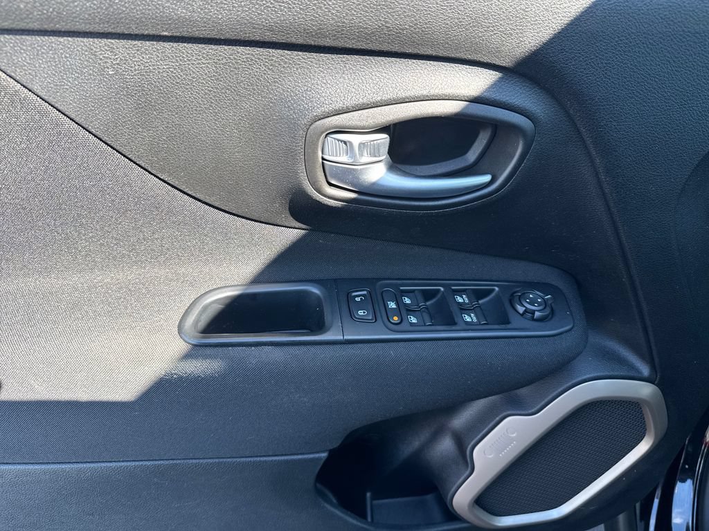 Used 2017 Jeep Renegade Latitude AWD/4WD image 12