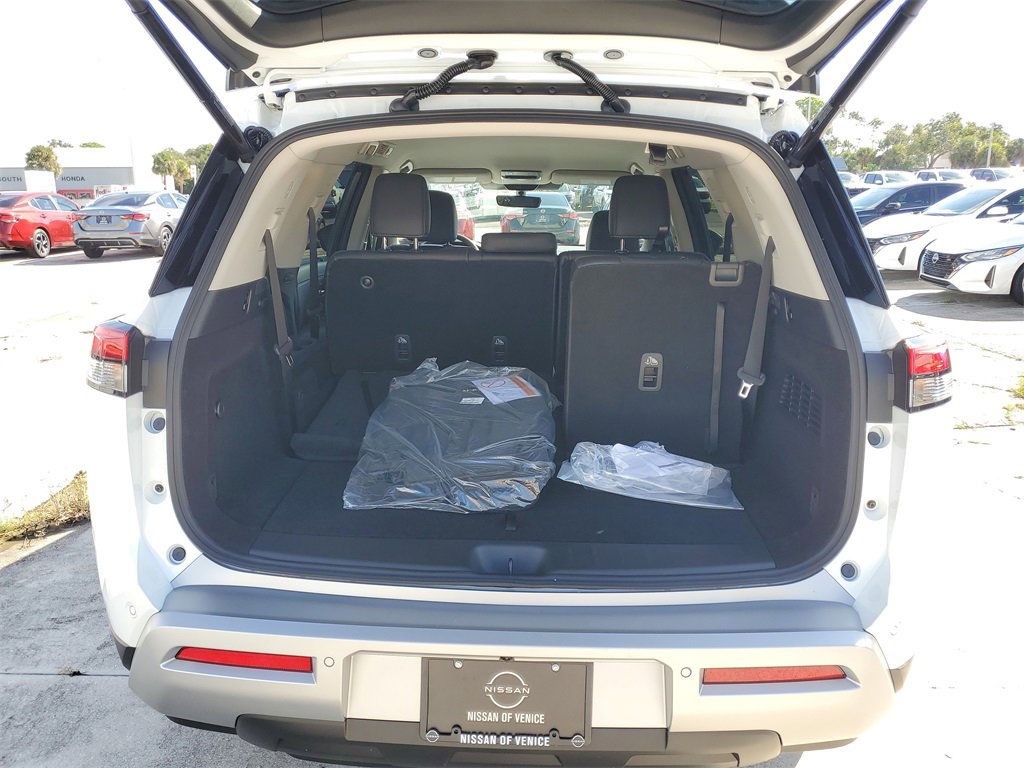 New 2025 Nissan Pathfinder SL image 3