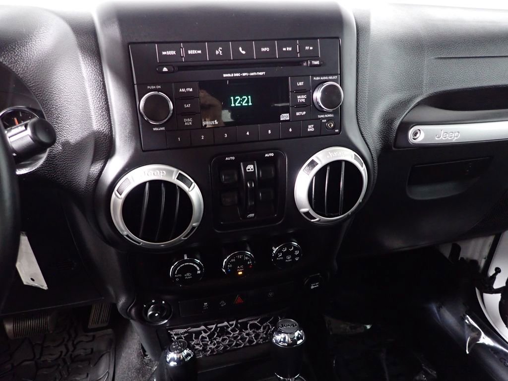 Used 2016 Jeep Wrangler Unlimited Sahara w/ Connectivity Group AWD/4WD image 25