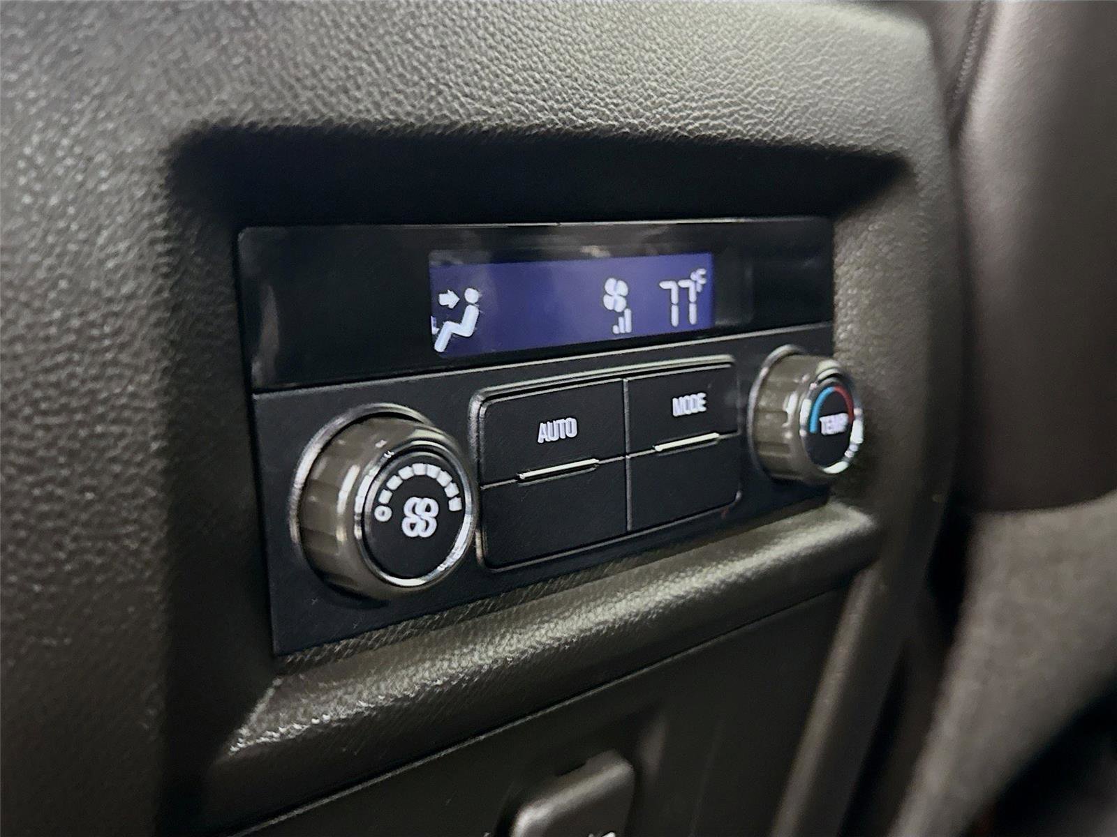 Used 2022 Chevrolet Traverse LT image 24