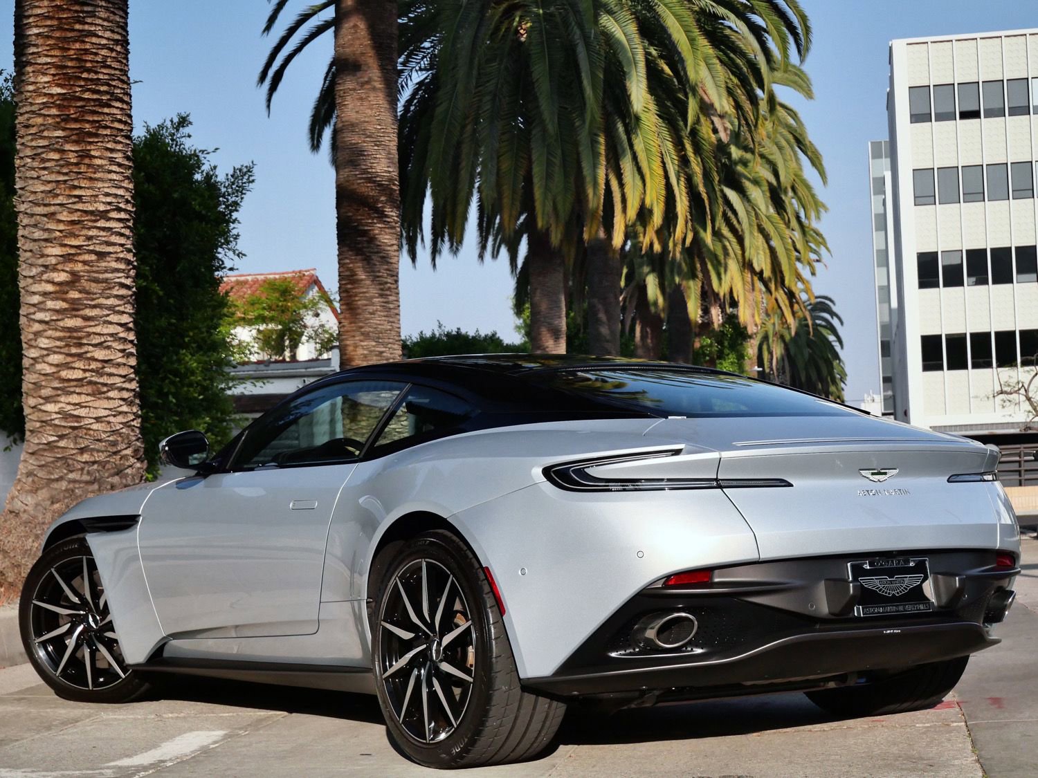 Used 2018 Aston Martin DB11 V12 image 2
