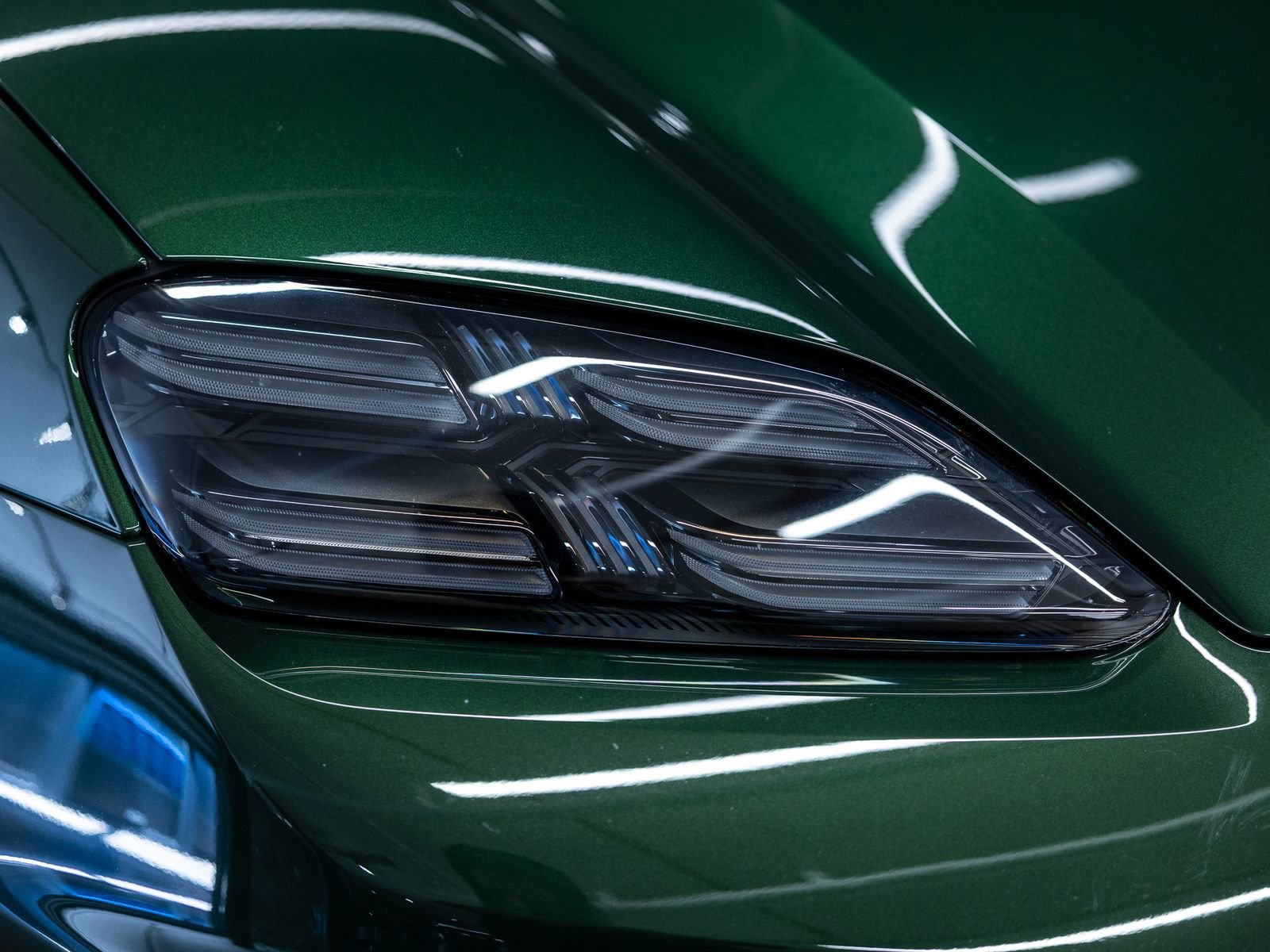 Certified 2025 Porsche Macan Electric RWD image 14