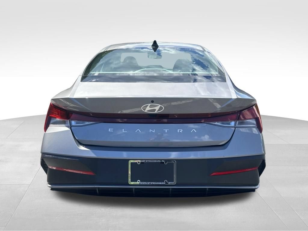 Used 2024 Hyundai Elantra SE FWD image 4