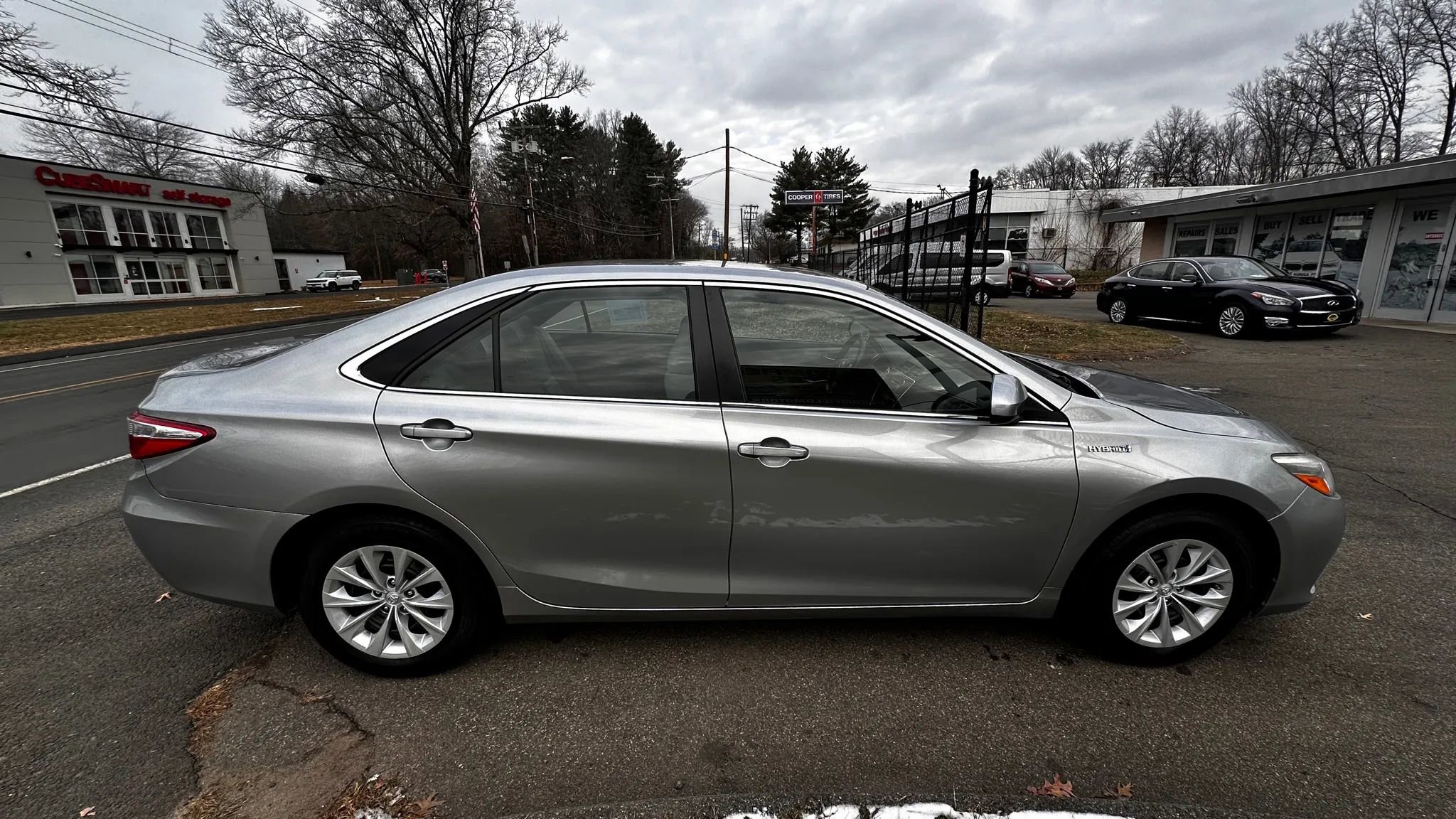 Used 2015 Toyota Camry LE image 4