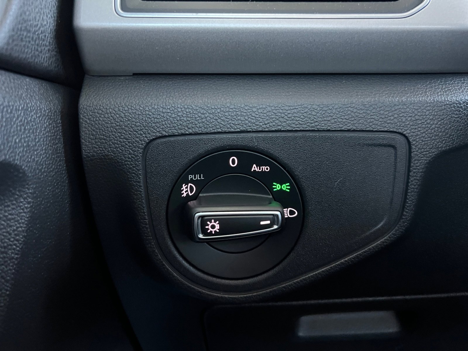 Used 2019 Volkswagen Atlas SE w/ Towing Package image 18