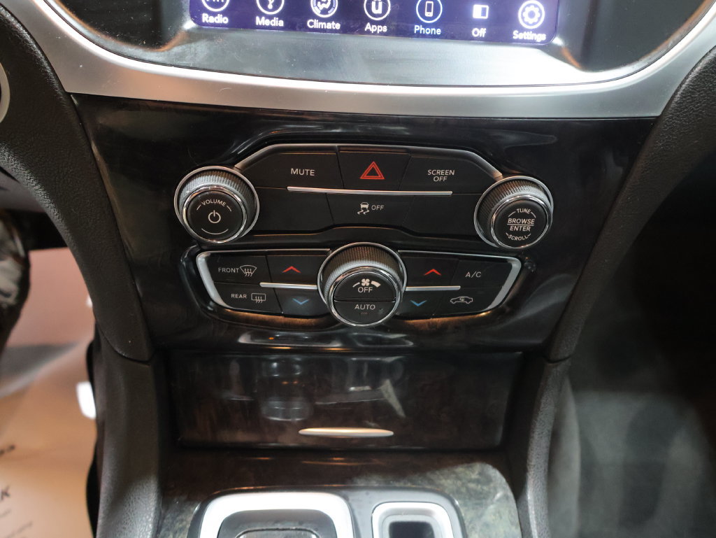 Used 2018 Chrysler 300 Limited AWD/4WD image 26