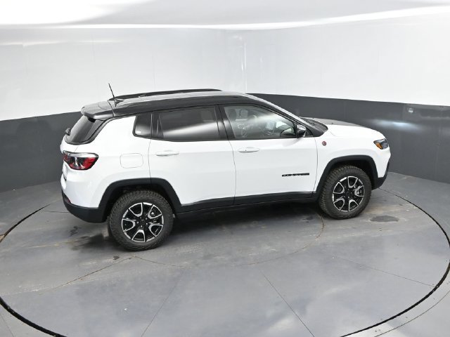 New 2026 Jeep Compass Trailhawk w/ Sun, Sound & Navigation Group AWD/4WD image 31