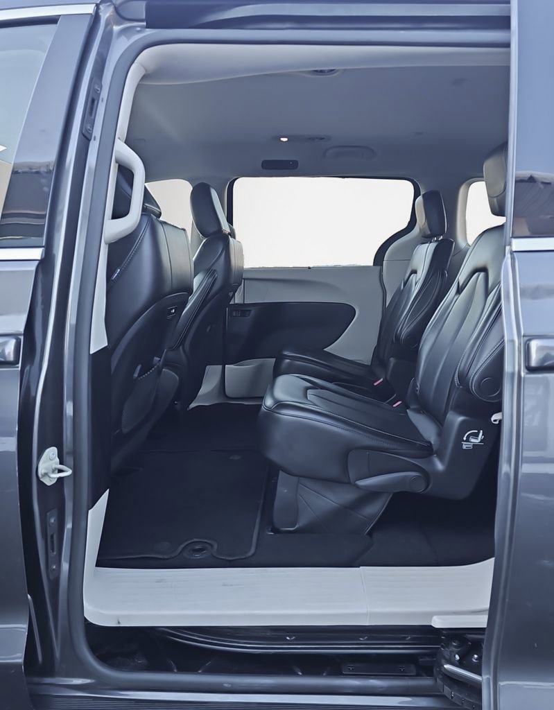 Used 2023 Chrysler Pacifica Touring-L image 13
