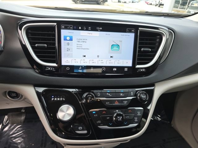 Used 2024 Chrysler Pacifica Touring-L image 30