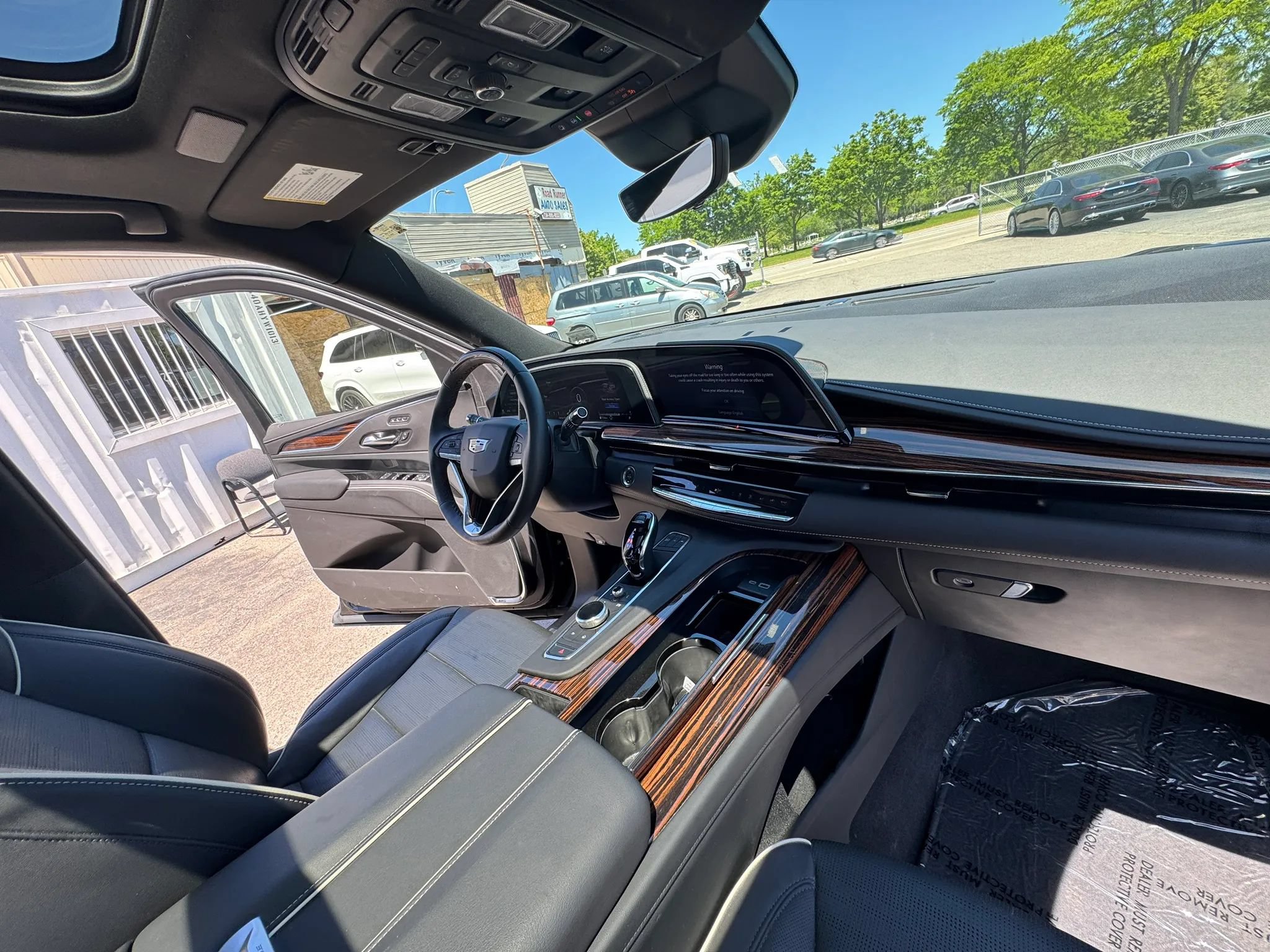 Used 2024 Cadillac Escalade Premium Luxury AWD/4WD image 24