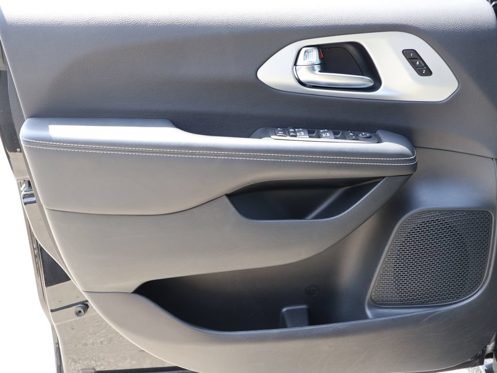 Used 2025 Chrysler Pacifica Limited FWD image 20