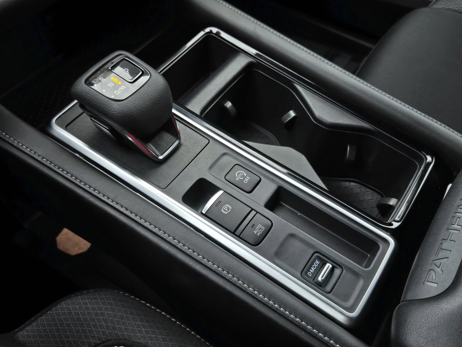 Used 2024 Nissan Pathfinder SV image 17