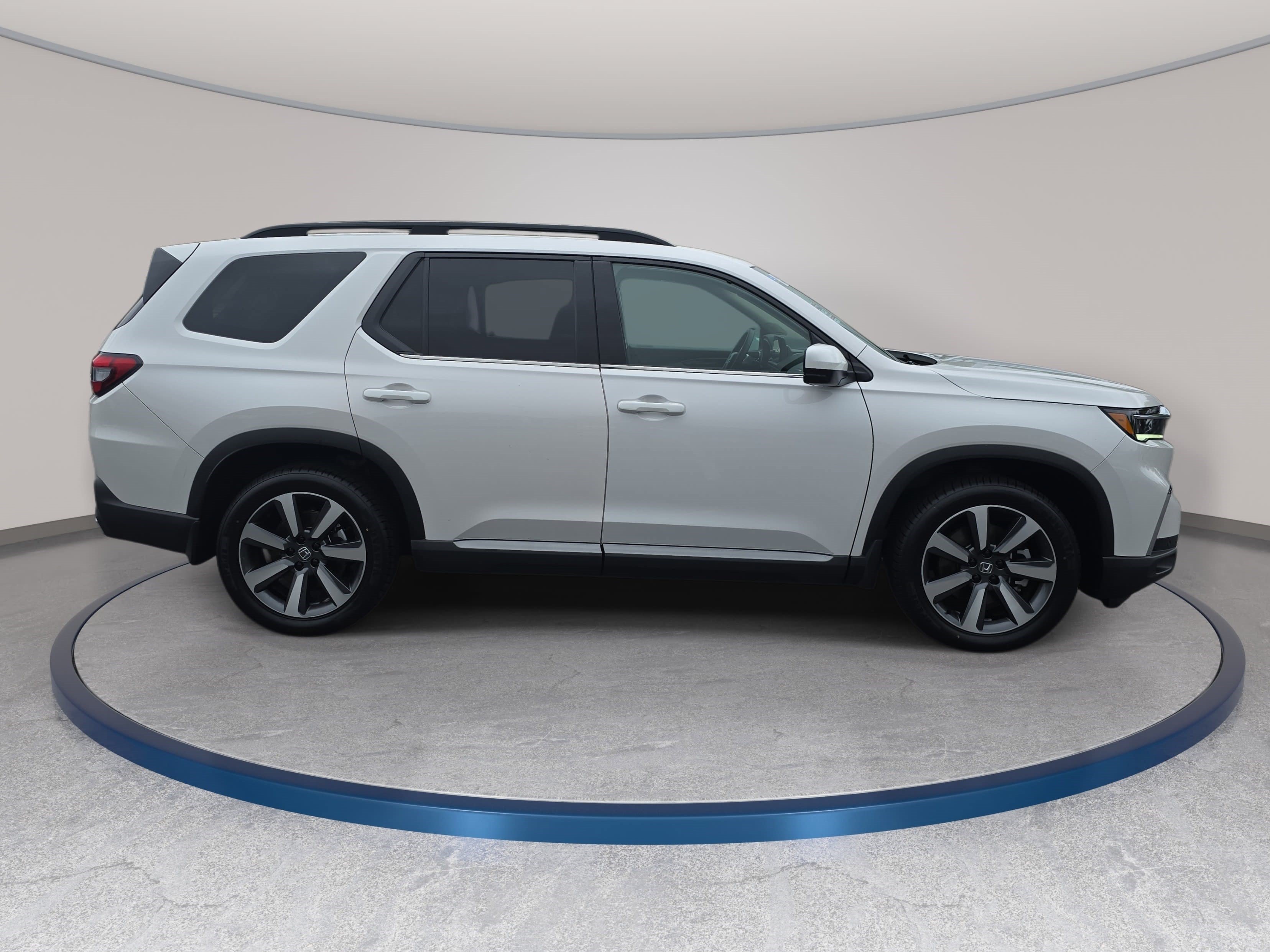 Certified 2024 Honda Pilot Touring image 4