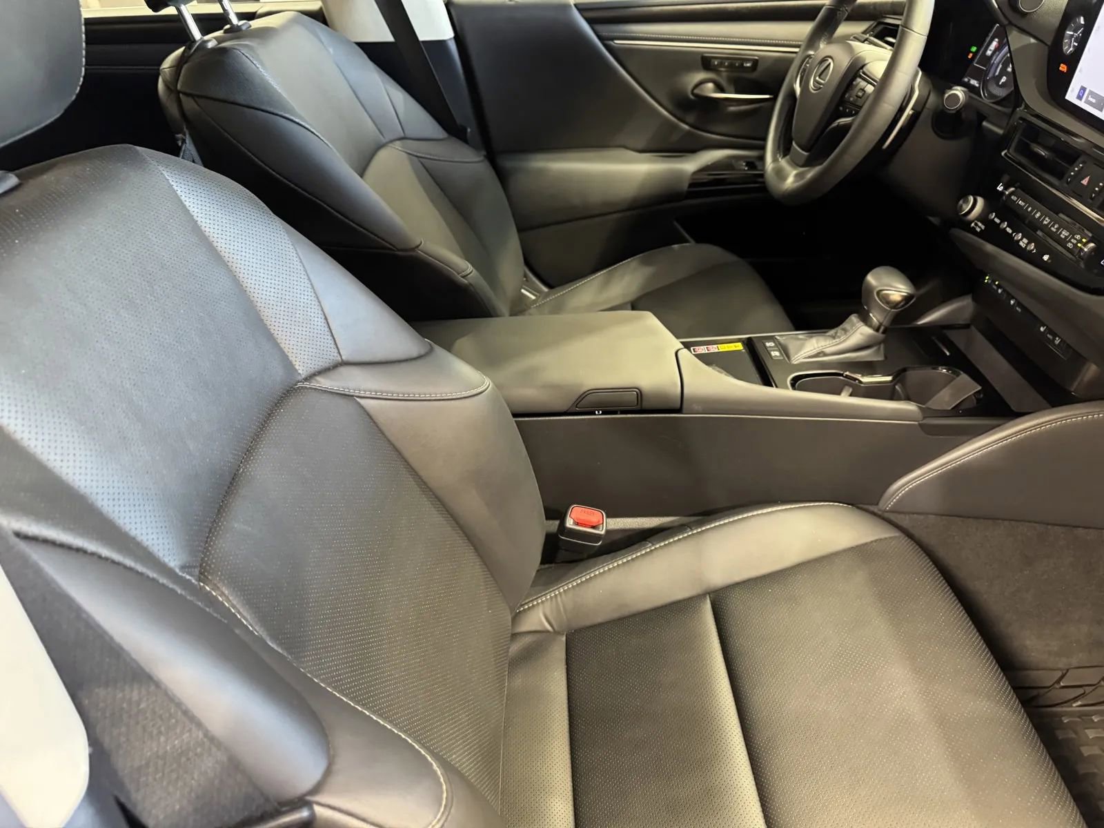 Used 2024 Lexus ES 300h w/ Premium Package image 6