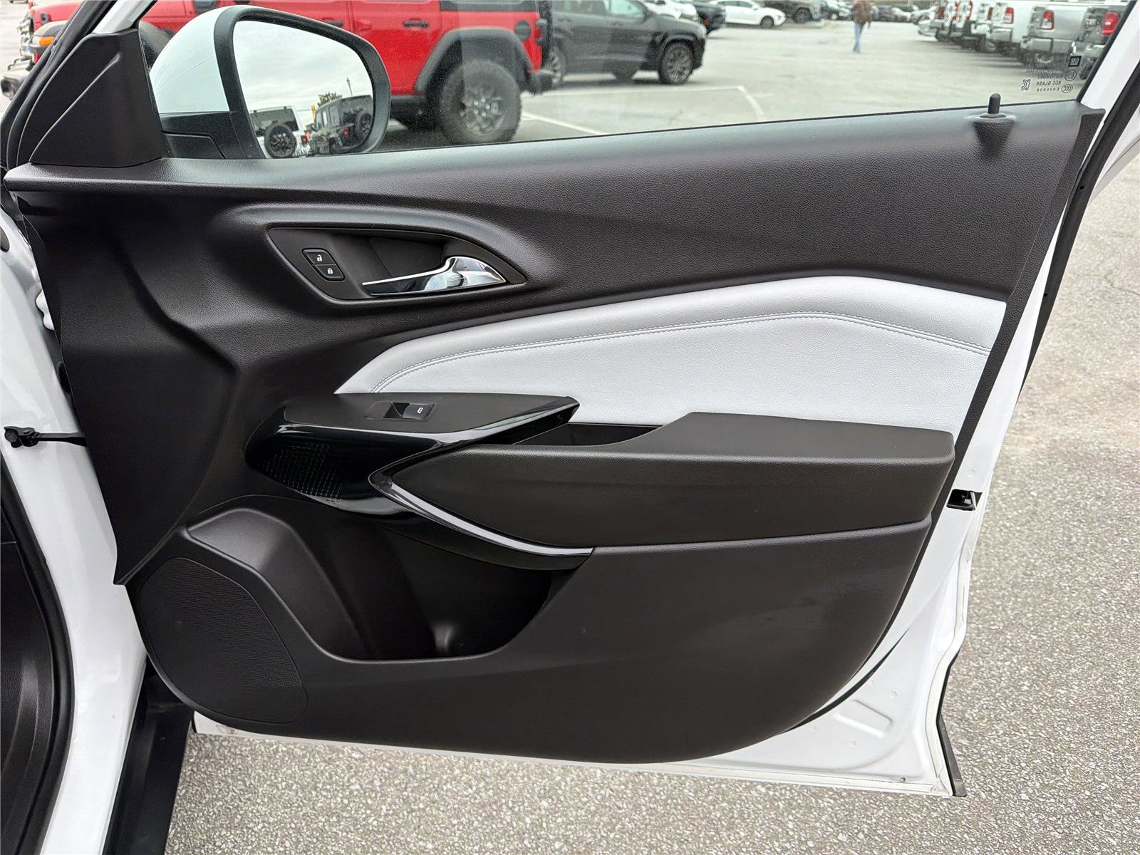 Used 2025 Chevrolet Trax LT image 13