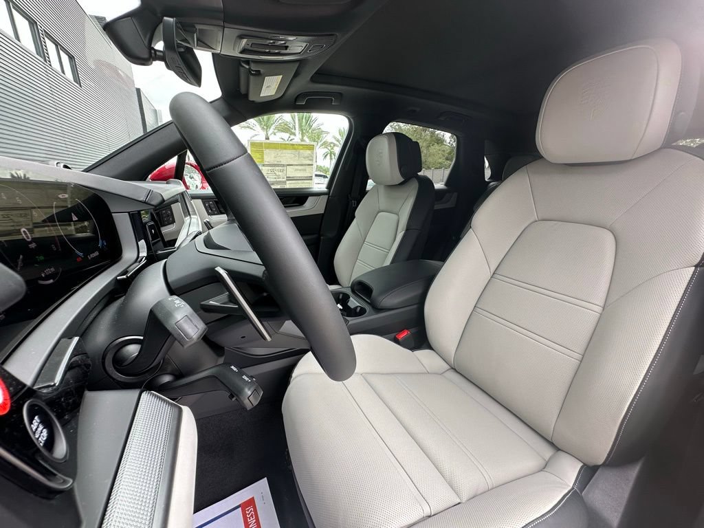 Certified 2025 Porsche Cayenne E-Hybrid AWD/4WD image 5