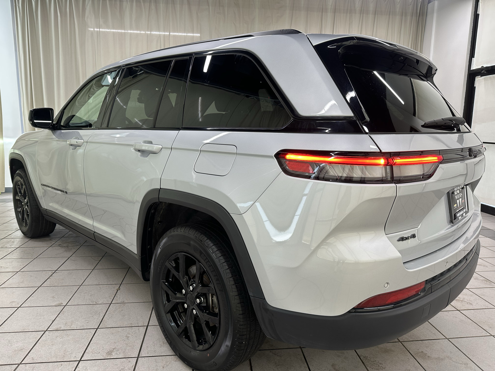 Used 2025 Jeep Grand Cherokee Altitude AWD/4WD image 10