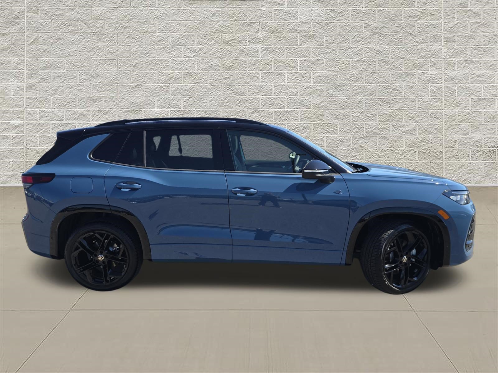 New 2026 Volkswagen Tiguan SE R-Line AWD/4WD image 8