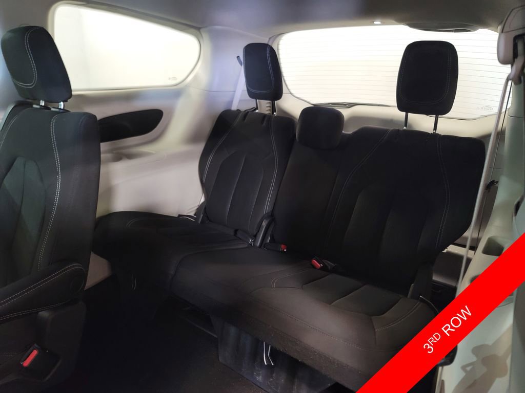 Used 2023 Chrysler Voyager LX image 7