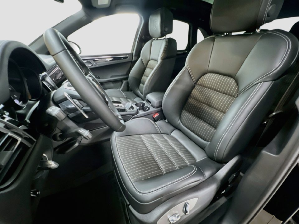 New 2026 Porsche Macan Turbo AWD/4WD image 5