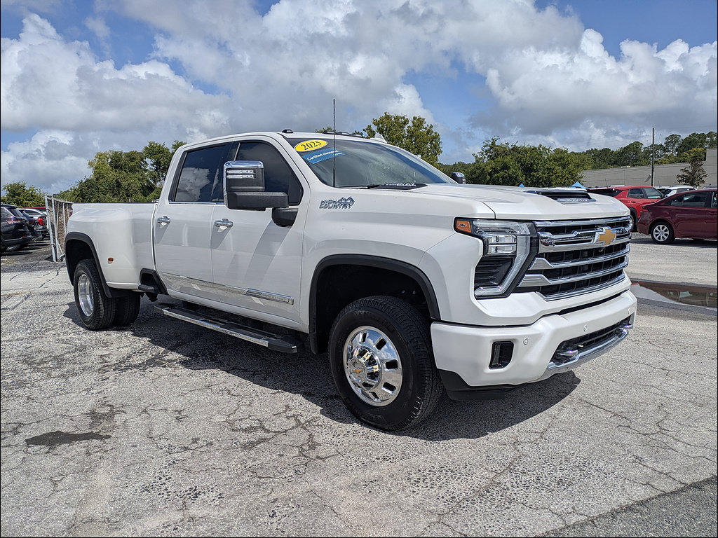 Used 2025 Chevrolet Silverado 3500 High Country w/ Technology Package AWD/4WD image 2