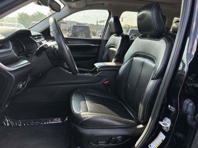 Used 2023 Jeep Grand Cherokee Limited AWD/4WD image 17