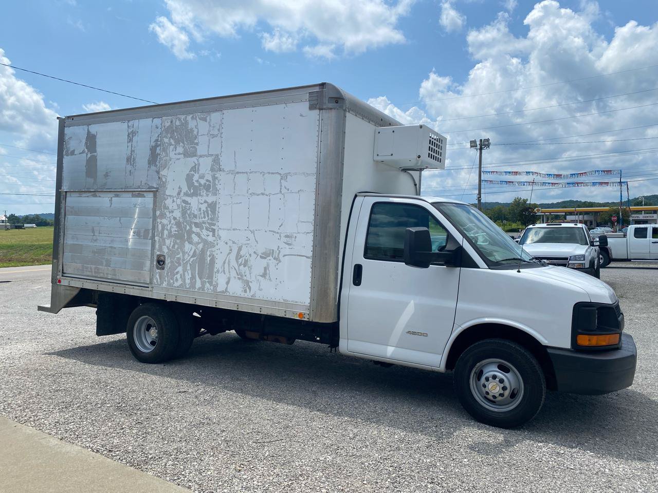 Used 2015 Chevrolet Express 4500 RWD image 2