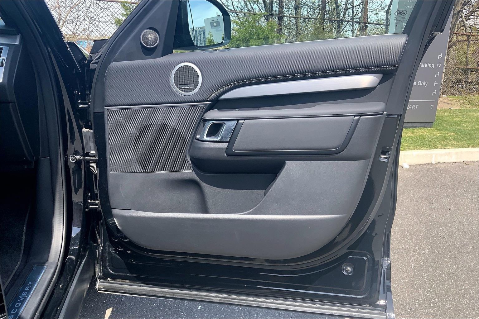 Used 2025 Land Rover Discovery Dynamic SE AWD/4WD image 22