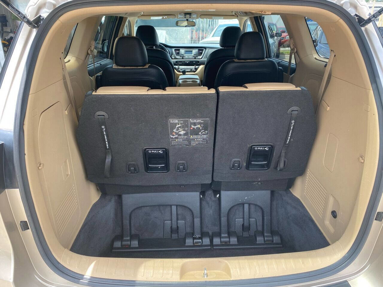 Used 2017 Kia Sedona LX w/ LX Essentials Premium Package FWD image 15